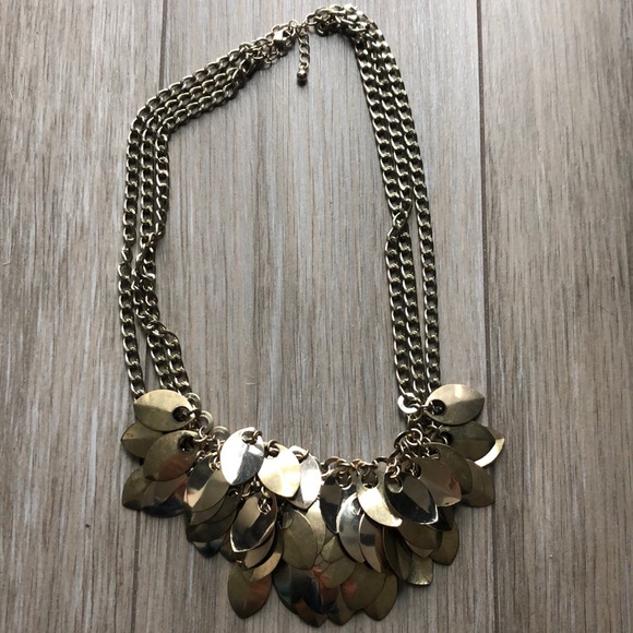 Eye-catching gold leaf necklace - Picture 2 of 3